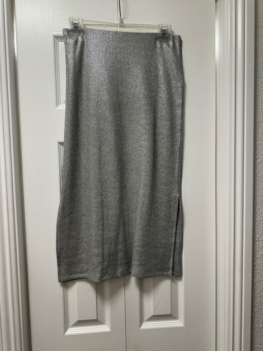 Francesca's Collections Silver Gray Ribbed Midi Skirt